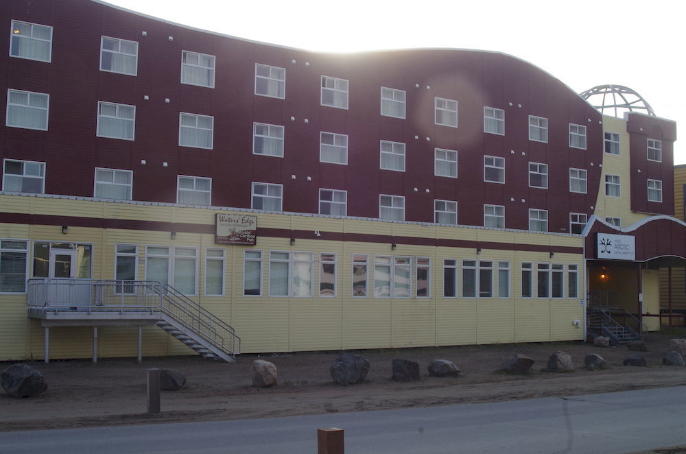 Hotel Arctic Iqaluit Exteriör bild